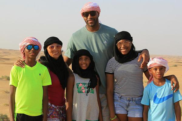 詹姆斯关键得分助湖人取胜