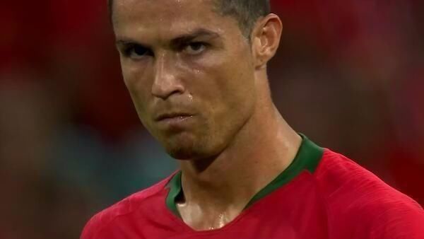 积雪已覆盖球场，加拿大联赛球员在雪战中完成潇洒倒钩得分