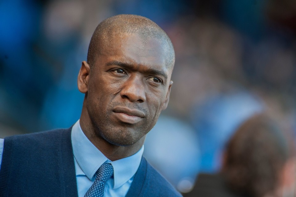 你故意的吧？范戴克防守传中时高举右手导致手球送点