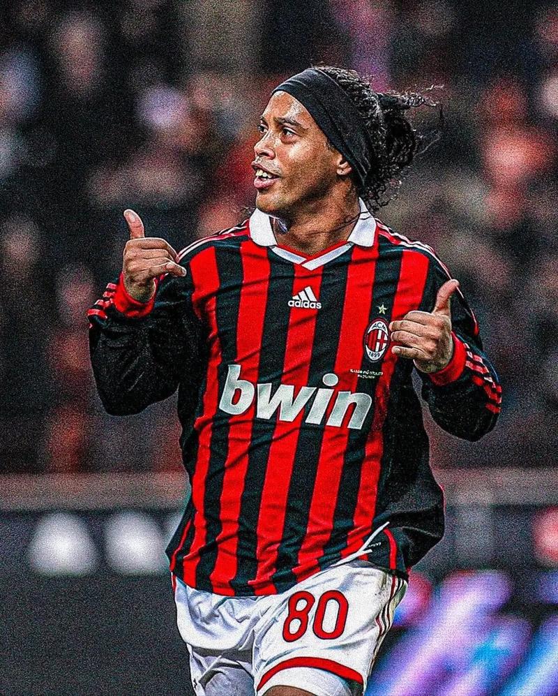 尤文图斯因弗拉霍维奇伤势和薪资问题，被迫考虑续约，但转会市场无明显替代人选，形势艰难。